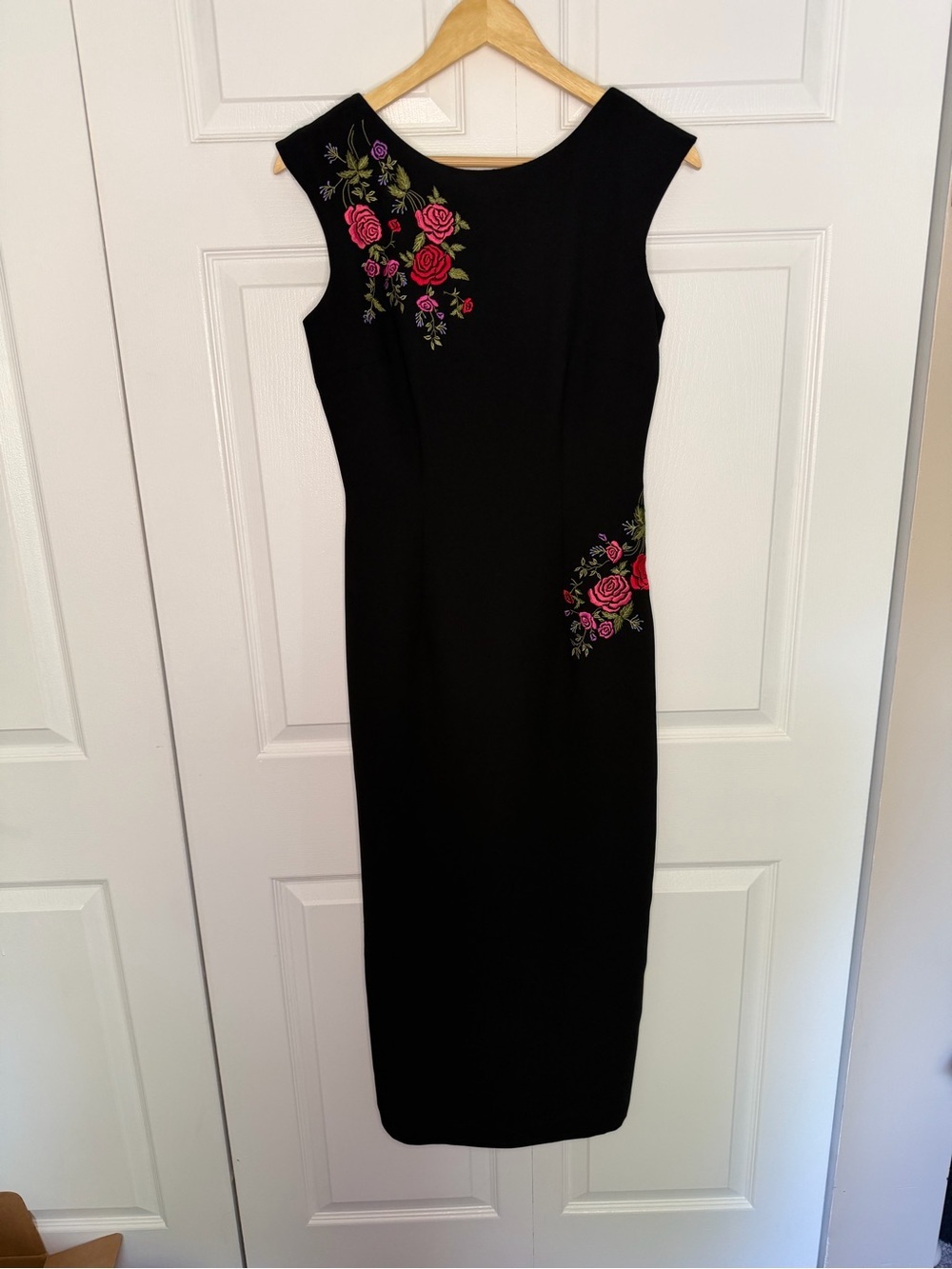Maggie London Embroidered Floral Black Sleeveless Sheath Dress Women’s Size 4